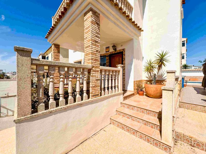 Foto 8a3860ba-5c84-4574-ade3-9d7488e2c068. Chalet avec parking piscine dans Los Balcones y los Altos Orihuela