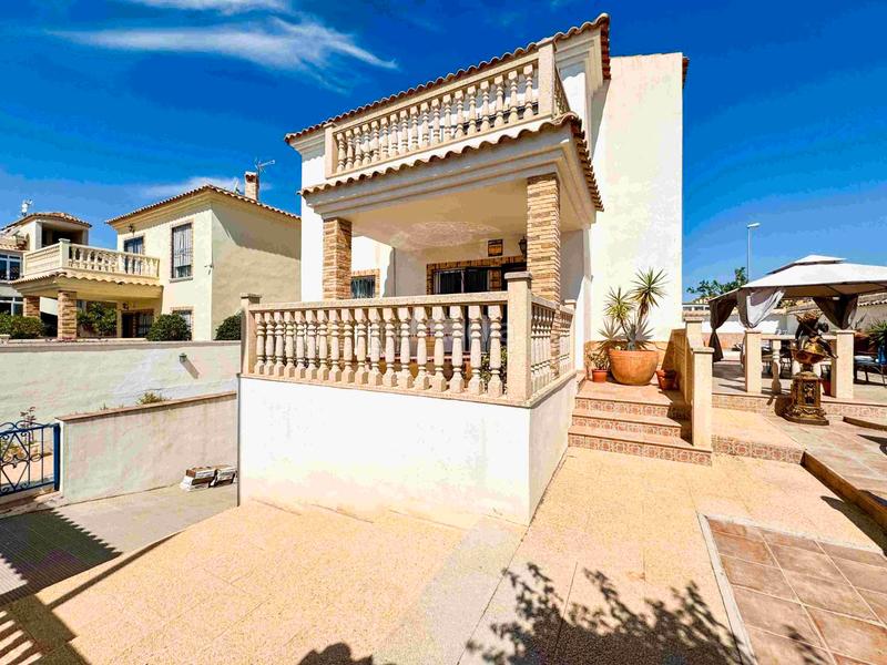 Foto e73bb589-de09-4ca0-8dc9-ced330f62821. Chalet en Los Balcones y los Altos Orihuela