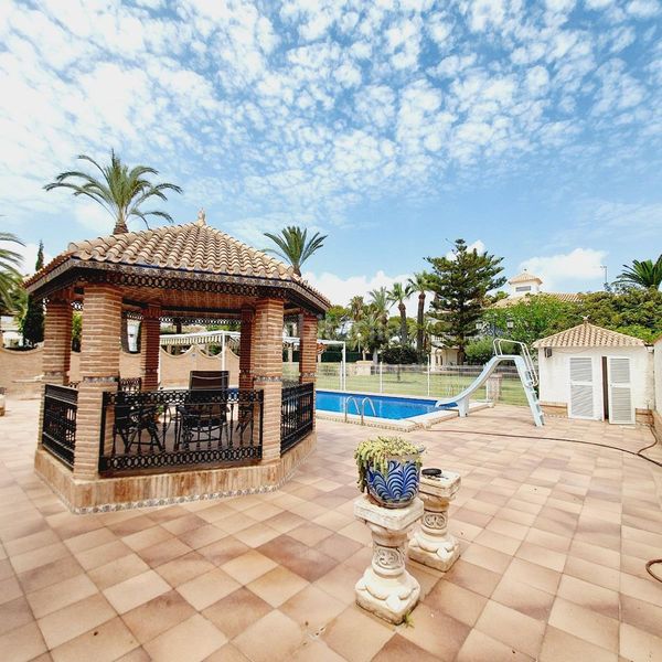 Foto bf8d6a06-c25d-4f12-9fd3-55519dd0589c. Xalet amb aparcament piscina a Cabo Roig Orihuela