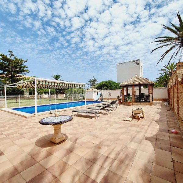 Foto f4af2241-e214-4dc6-9210-a20546504ced. Xalet amb aparcament piscina a Cabo Roig Orihuela