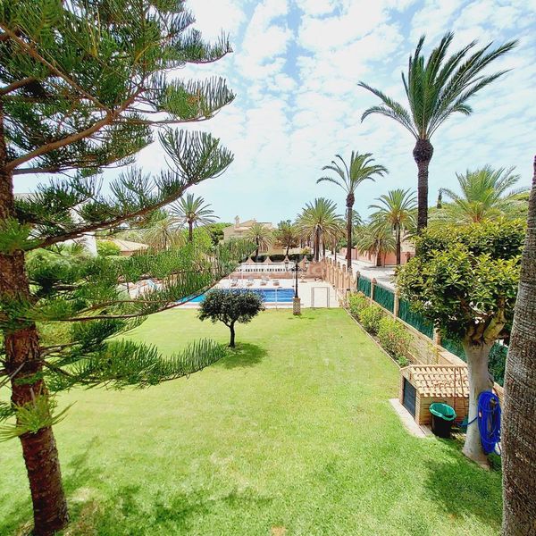 Foto f7fadd09-3403-41b8-99c7-fd038fdea158. Xalet amb aparcament piscina a Cabo Roig Orihuela