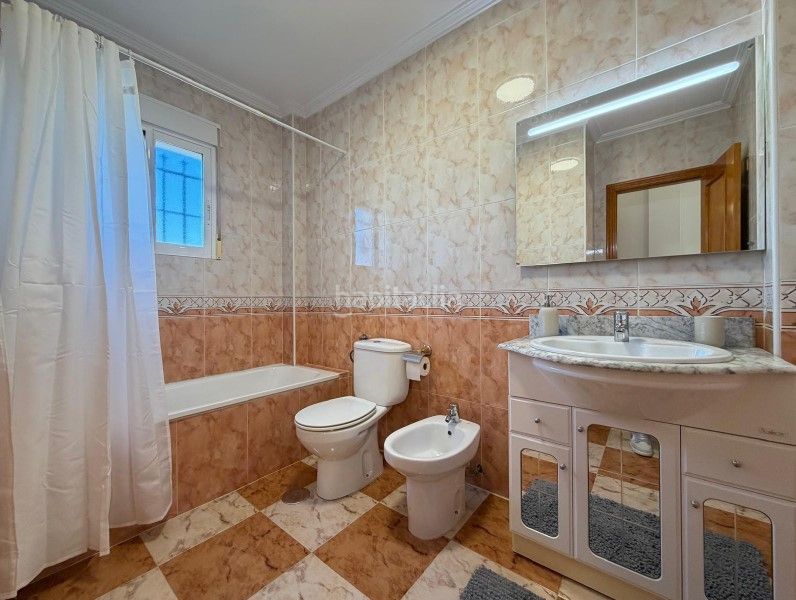 Foto 4b3d24fb-1c4d-4b58-9ded-468889ffd49c. Casa amb calefacció aparcament piscina a Villamartín-Las Filipinas Orihuela