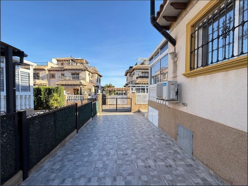 Foto a7e3f2b2-11f5-42b4-9802-f253ec46e255. Casa amb calefacció aparcament piscina a Villamartín-Las Filipinas Orihuela