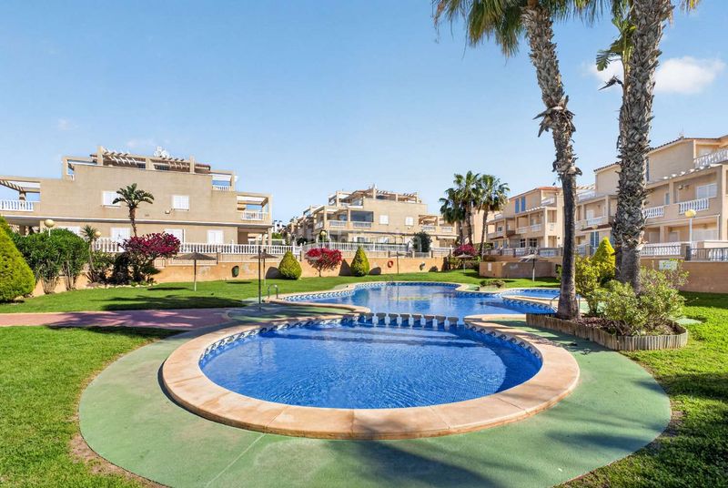 Foto 240c80ab-f57b-4ef5-96e4-1cab54cb9f25. Casa amb calefacció piscina a Zona los Frutales Torrevieja