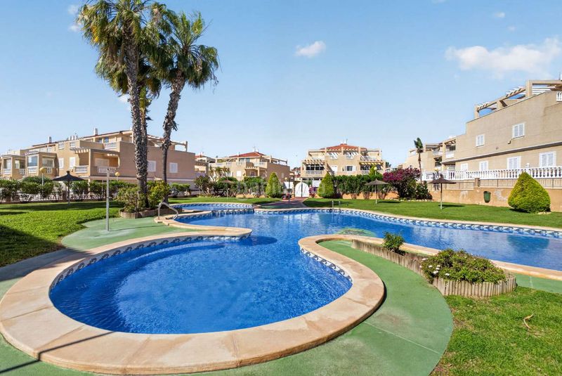 Foto 5cfbe8f0-e580-4f97-bb28-a61d36a76fec. Casa amb calefacció piscina a Zona los Frutales Torrevieja