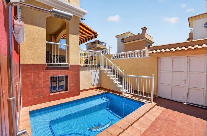 Foto 8270d327-3b39-4eb7-8b50-5fa9ba44edc3. Casa amb calefacció piscina a Zona los Frutales Torrevieja