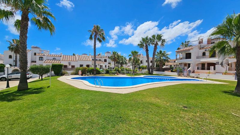 Foto f20bbd2d-d734-4f4e-b8e9-8025a314278a. Casa amb piscina a Los Almendros Orihuela