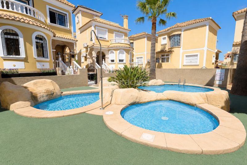 Foto 2545f367-984d-452c-94a8-cd6df4fee431. Chalet en Villamartín-Las Filipinas Orihuela
