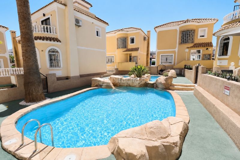 Foto fc299ffc-4be4-4b89-8388-a2c78d094f95. Chalet en Villamartín-Las Filipinas Orihuela