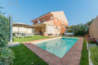 Casa aparellada a Batres. Chalet pareado con piscina en batres