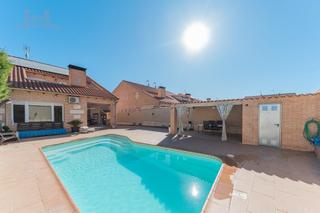 Casa adossada en Carranque. Adosado con piscina en  carranque