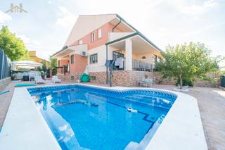 Doppelhaus in Batres. Pareado con piscina en batres
