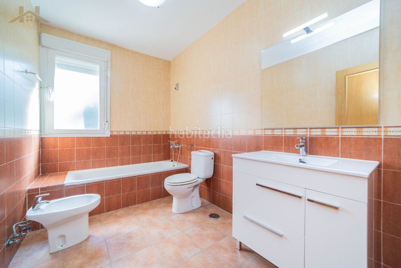 Foto a132de4f-3ca9-48b2-83bd-f3df08f4e01e. Casa aparellada amb xemeneia calefacció aparcament piscina a Carranque