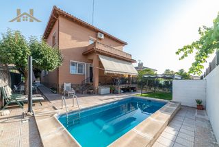 Chalet à Carranque. Chalet independiente con piscina privada en carranque hogares el