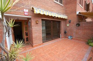 Casa adossada a La Pineda. Casa adosada en  playa