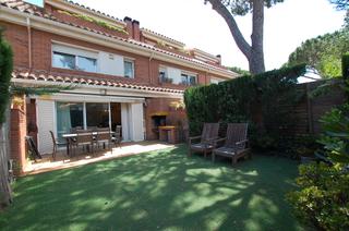 Casa adossada a Gava Mar. Excelente ubicación al lado de la playa