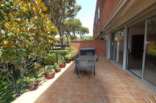 Casa aparellada a Gava Mar. Casa esquinera a pocos metros de la playa