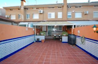 Casa aparellada a Marianao. Bonita y  céntrica casa pareada