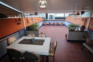 Casa aparellada a Marianao. Bonita y  céntrica casa pareada