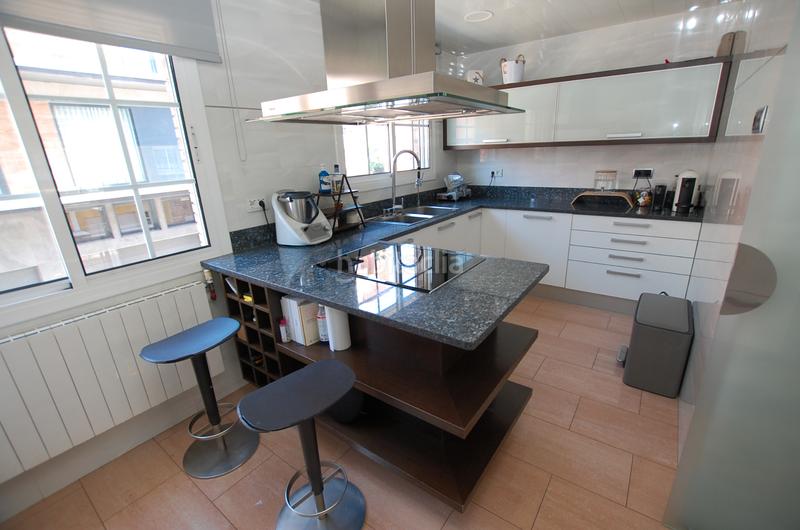 Foto f2c7a56f-3665-43b0-afb2-7aa0f9d61936. Rent semi detached house with heating parking pool in Gavà