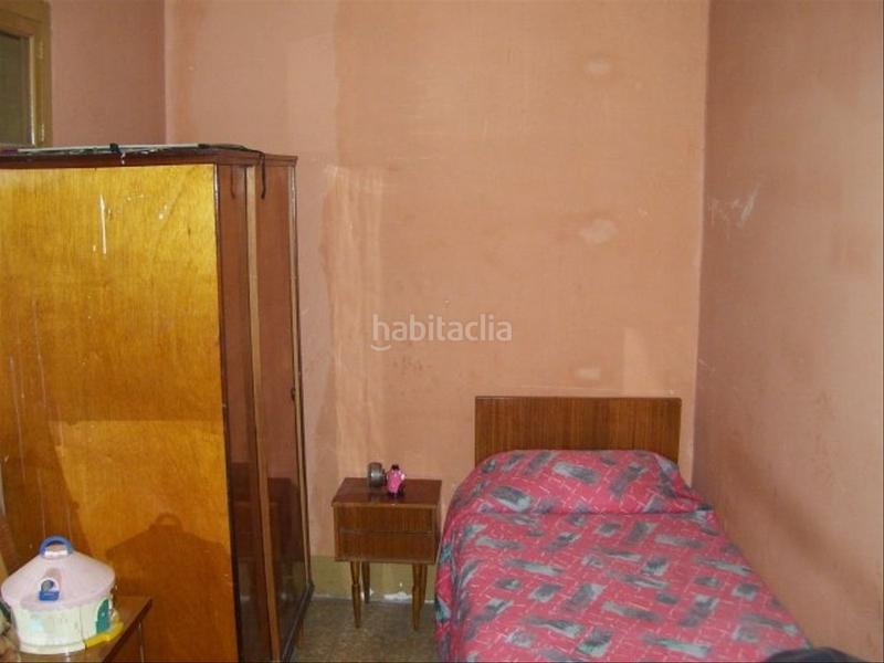Foto aca6bced-5e53-4fd6-a212-ac07fc6486e1. Casa adosada a reformar a su gusto en Nucli Urbà Esparreguera