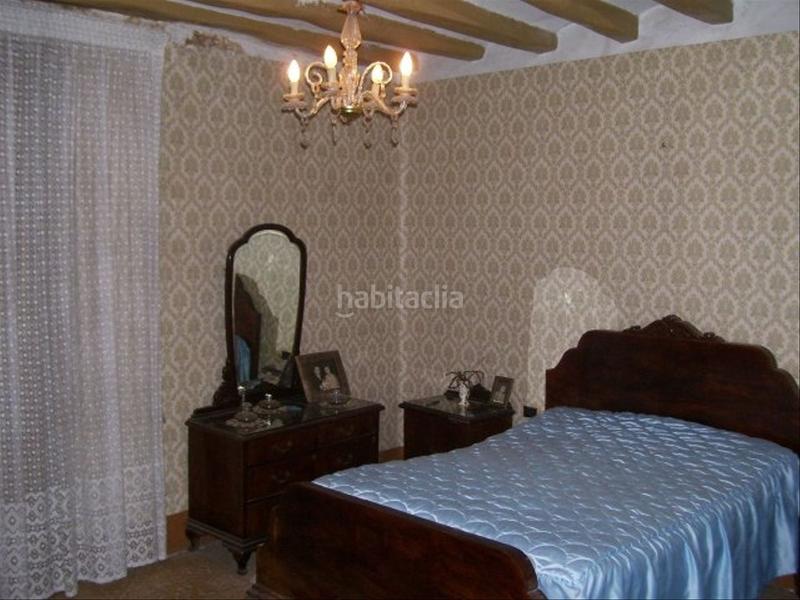 Foto fb629019-b6b0-4a53-8ff7-59e9940137c6. Casa adosada a reformar a su gusto en Nucli Urbà Esparreguera