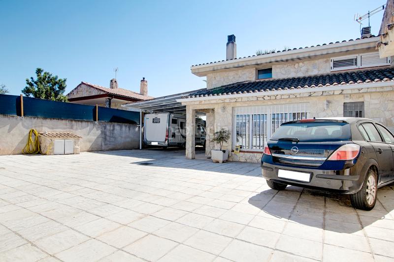 Foto cb827bfd-1bd8-4a81-bae7-a8103acee30e. Casa bifamiliare con riscaldamento parcheggio piscina in Mejorada del Campo