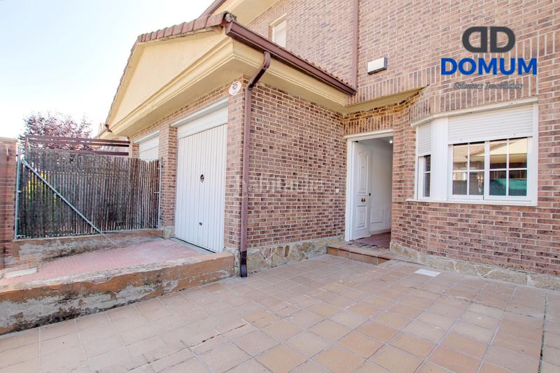 Foto 72abec70-44a5-465c-baee-82a5f4f54c76. Casa adosada el hogar que siempre imaginaste… solo necesita tu toque. en Loeches