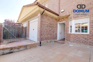 Casa adosada  Calle miguel de cervantes. El hogar que siempre imaginaste… solo necesita tu toque. Casa adosada  Calle miguel de cervantes. El hogar que siempre imaginaste… solo necesita tu toque.