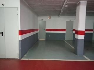 Autoparkplatz  Carrer d'amadeu vives 5. La pineda plaza de parking +trastero cerca de la playa.