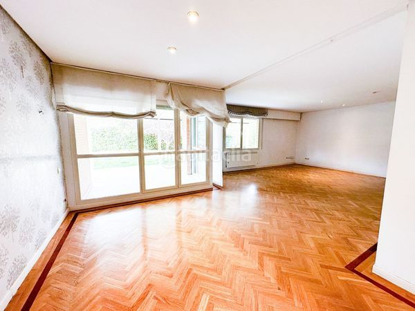 Foto 6a82519f-3392-4902-94dc-666f73c35b1c. Rent flat with parking pool in Valdemarín Madrid