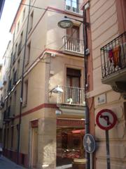 Pis a Carrer serra i ginesta 9. Piso con acabados de estilo antiguo en edificio muy centrico tot