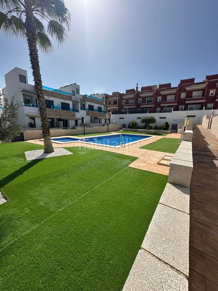 Foto 275e5345-06bb-4e5c-b08e-08629532fbcf. Casa adossada amb aparcament piscina a Bigastro