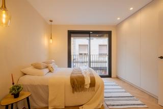 Appartement à Sants. Similar a una casa, única, a estrenar...disfruta de una piscina