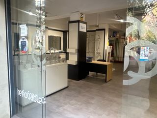 Local Comercial  Carrer dels enamorats. Ocasion �nica en zona, muy f�cil para carga y descarga ( son 4 l