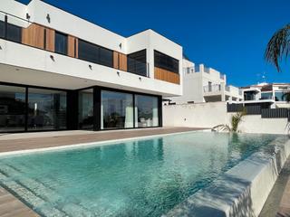 Wohngrundstück in Calypo Fado. Hogares vende chalet de 2 plantas y 128m2 en calypo