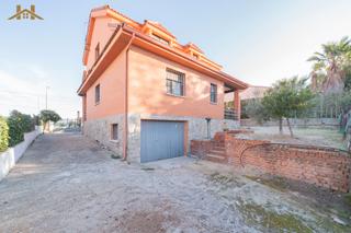 Xalet en Calypo Fado. Hogares vende magnifico chalet independiente de 3 plantas situad