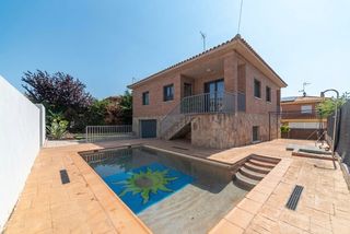 Chalet in Méntrida. Maravilloso chalet independiente con piscina
