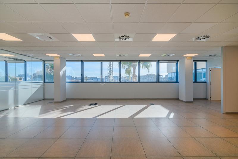 Foto 3697f4d0-c75d-4735-a179-364a7b760f38. Lloguer oficina amb calefacció aparcament a Centre Sant Just Desvern