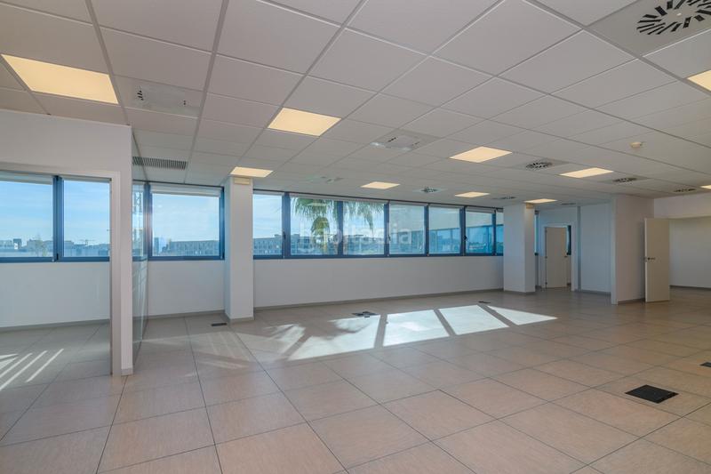 Foto 119dd5d1-a2a8-4507-aff2-e7ea92435906. Location bureau avec chauffage parking dans Centre Sant Just Desvern