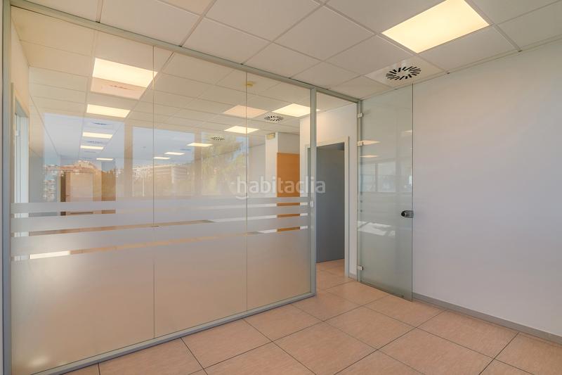 Foto 1b6aef9c-cb6d-48bc-8f8b-da5ef3eb4f6e. Location bureau avec chauffage parking dans Centre Sant Just Desvern