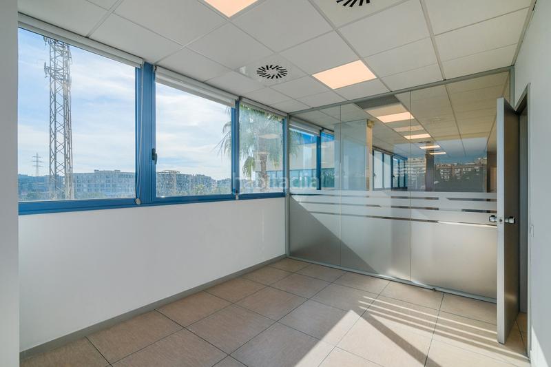 Foto b3d647fc-1bb0-4593-b423-bf6c15dc59da. Location bureau avec chauffage parking dans Centre Sant Just Desvern