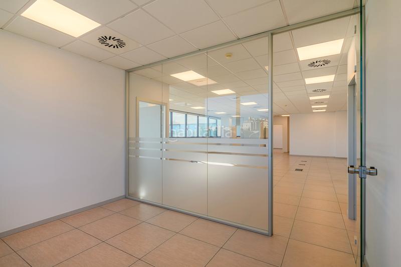 Foto c1e65ae5-f03c-4c3d-ab91-901613e89bfd. Location bureau avec chauffage parking dans Centre Sant Just Desvern