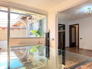 Maison jumelée à Barri Mion - Puigberenguer. Casa de planta baja con patio y terraza en el centro de manresa