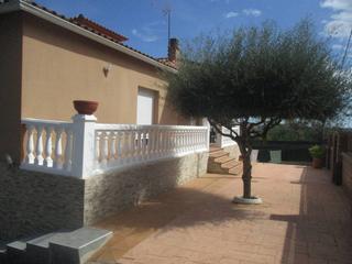 Casa a Santiago rusiñol 1. Bonita casa en urbanización de caldes de malavella con preciosa