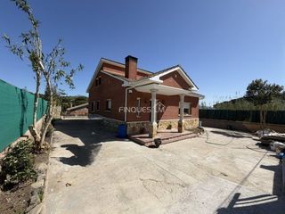 Casa a Calle consell de cent 1. Bonita casa en venta en urbanizaci�n de tordera
