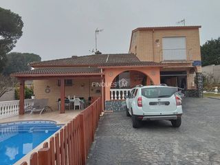 Casa a Calle universo 1. Preciosa casa en venta en una tranquila urbanizaci�n de vidreres