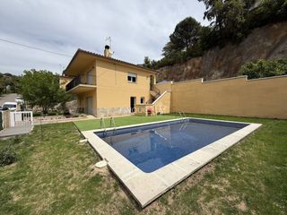 Casa  Calle lliri 1. Bonita casa en venta en urbanización de vidreres con piscina