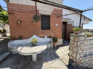 Casa a Calle hort�nsia 1. Preciosa casa en bonito jard�n en venta en urbanizaci�n de torde