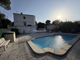 Casa  Calle l�rida. Bonita casa en venta en una urbanizaci�n de santa coloma de farn